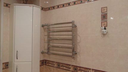 Porte-serviettes chauffant dans la salle de bain