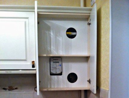 Gázmérő felszerelése egy kettős alsó szekrénybe