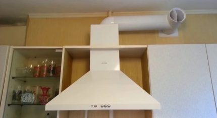 Cooker hood with check valve