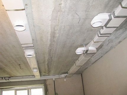 Instalace větracích potrubí na strop