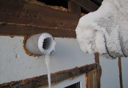 Ledus uz ventilācijas caurules