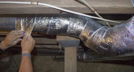 Pipe insulation with foil insulation tape