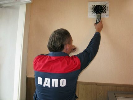 Inspection by a ventilation specialist at school