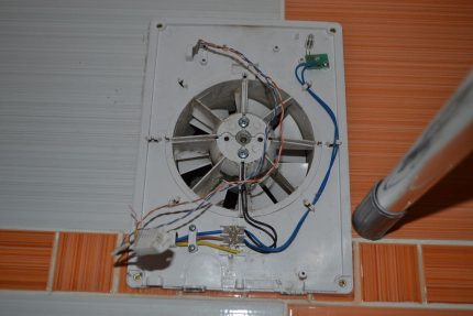 Instalace odsávacího ventilátoru v koupelně