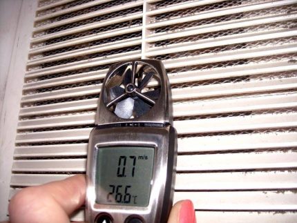 التحقق من معدل تدفق الهواء باستخدام مقياس شدة الريح