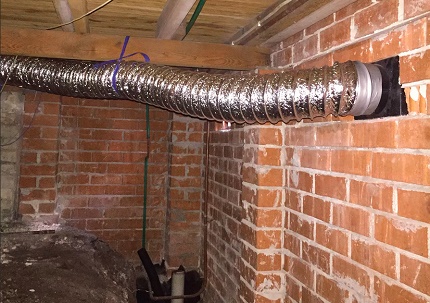 Laying a flexible ventilation duct in a private house