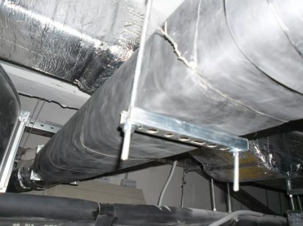 Laying air ducts on the traverse