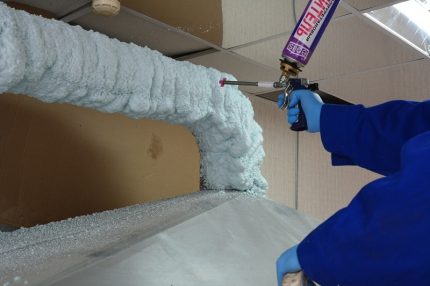 Ang polyurethane foam para sa mga tubo sa isang spray ay maaaring