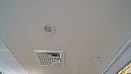 Grille de ventilation au plafond