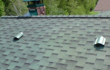Exemple de ventilation continue et ponctuelle sur le toit