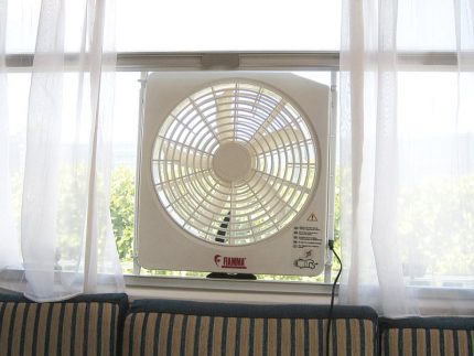 Instalación temporal de un ventilador en una ventana.