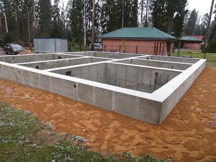 Foundation with vents and aisles