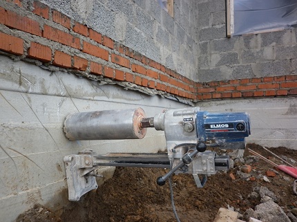 Perforación de respiraderos después de la construcción de los cimientos.