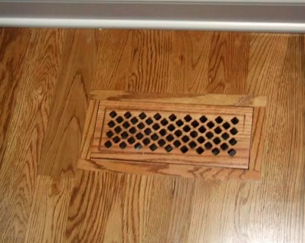 Lamināta grīda ar ventilācijas režģi
