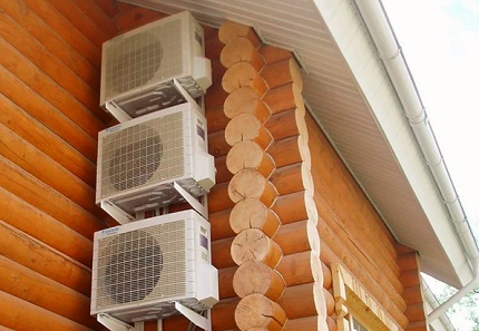 Klima uređaji na pročelju drvene kuće