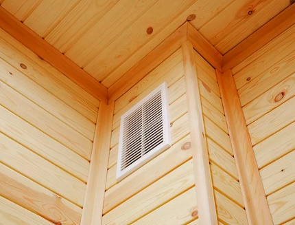Gaine de ventilation dans une maison en bois