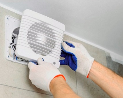 Installing an exhaust fan in the bathroom
