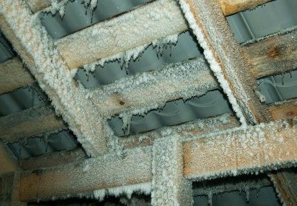 Hoarfrost on the roof and rafter system