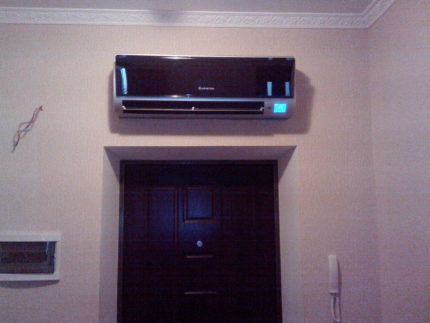 O ar condicionado é instalado acima da porta da frente.