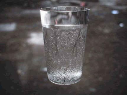 Drėgmės matavimas stikline vandens