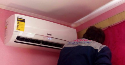 Inspectie van de binnenunit van de airconditioning