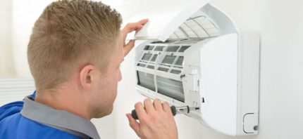 Befälhavaren reparerar luftkonditioneringsapparaten