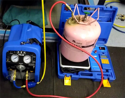 Connection of the assembly cylinder at the refrigerant liquidation station
