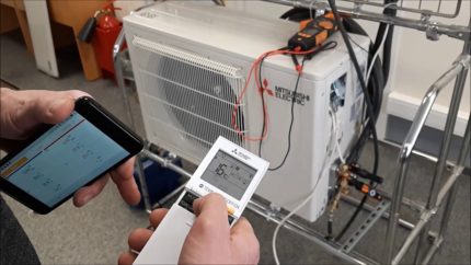 Kontrola doplňování freonu z továrny v klimatizační jednotce