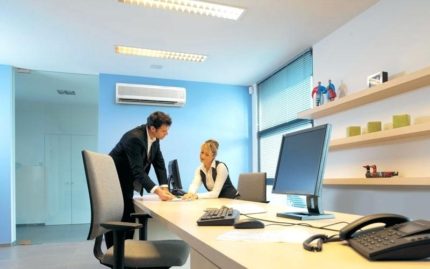 Klimatizace na zdi v kanceláři