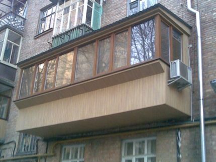 Partea laterală a balconului