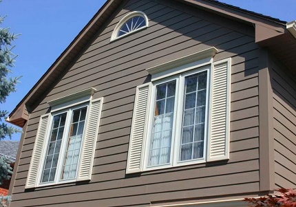 Fenêtre de ventilation dans le fronton de la maison