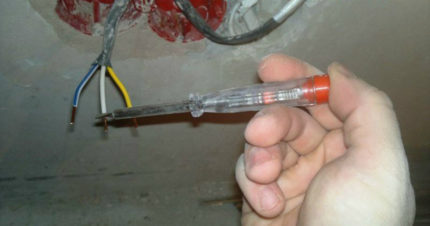 Phase check with an indicator screwdriver