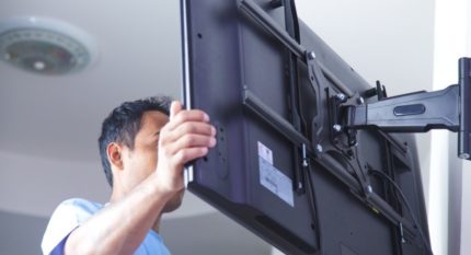 Mounting the TV on a bracket