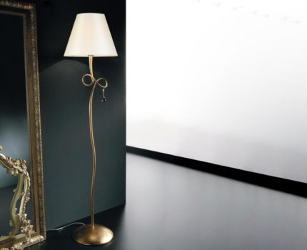 Lampa de podea cu o bază metalică și o umbră de sticlă