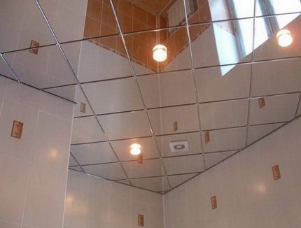 Kazetový strop v koupelně