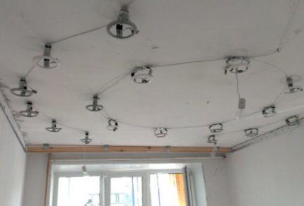 Plafond voor installatie van schijnwerpers
