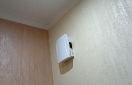 Sähköinen soittokello seinällä